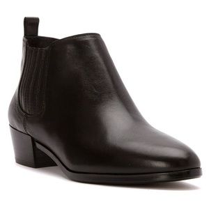 MICHAEL Michael Kors Shaw Flat Leather Short Heel Chelsea Boots (size 8.5)